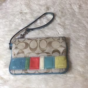 ⬇️Coach wristlet in signature  wallet